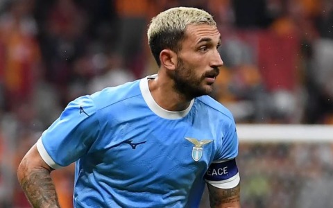 Lazio, all’ultimo respiro: il rigore di Cataldi vale il 3-2 sul Genoa di De Rossi