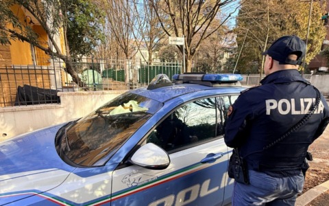 36enne è ai domiciliari, ma si droga di continuo: la coinquilina non ne può più e chiama la Polizia
