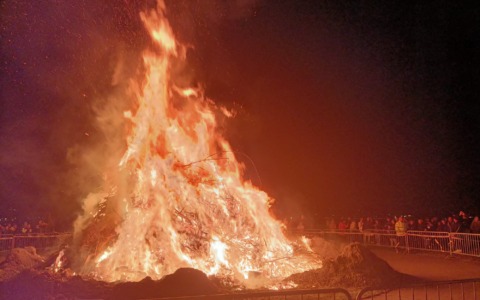 A Ballabio questa sera rivive il falò