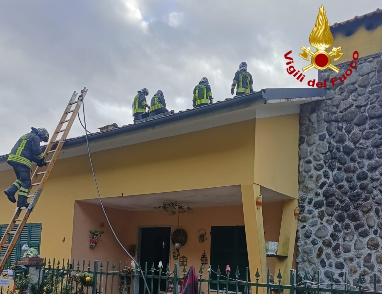 A fuoco tetto, intervento dei Vigili del fuoco a Scagnelli