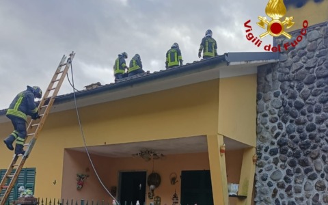 A fuoco tetto, intervento dei Vigili del fuoco a Scagnelli