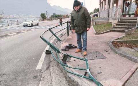 A Pescate il 2026 inizia “col botto”: abbattuta la ringhiera sulla rotonda di via Roma