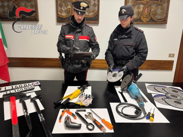 Abbandona l’auto noleggiata e fugge dai carabinieri: trovati all’interno strumenti per furti