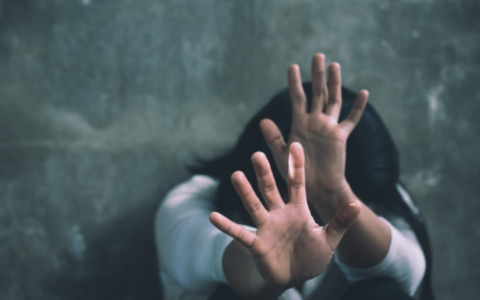 Accoltella la moglie dopo una lite: 47enne indagato per maltrattamenti