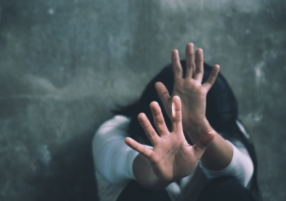 Accoltella la moglie dopo una lite: 47enne indagato per maltrattamenti