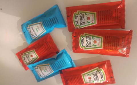 Addio alle bustine di ketchup e maionese: cosa cambia davvero con il nuovo regolamento Ue sugli imballaggi