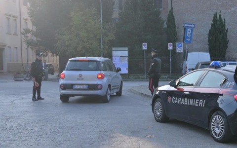 Adria, lite tra giovani degenera: minore tenta di aggredire i Carabinieri con una sedia