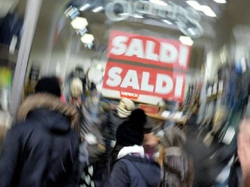 Al via i saldi invernali 2026 a Mantova: attesa una spesa media di 135 euro a persona