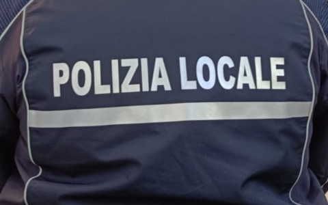 Al volante ubriaco e con diversi coltelli: 60enne bloccato dalla Polizia Locale