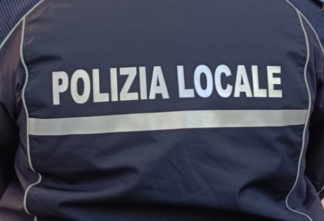 Al volante ubriaco e con diversi coltelli: 60enne bloccato dalla Polizia Locale