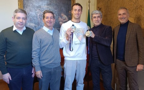 Alberto Razzetti ricevuto in municipio: Sestri Levante rende omaggio al suo campione di nuoto