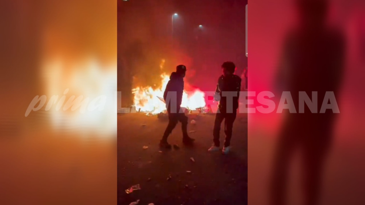 Appiccano il fuoco in mezzo alla piazza e si riprendono per i social