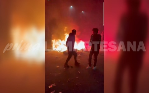 Appiccano il fuoco in mezzo alla piazza e si riprendono per i social