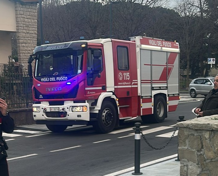 Apre il gas e minaccia di far esplodere la casa