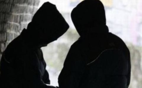 Attira la vittima all’interno di un garage e ruba giubbotto, scarpe e monopattino: 21enne in manette