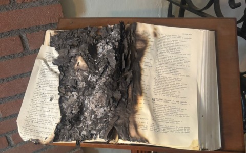 Atto vandalico ai danni della chiesa del Monserrato ad Alessandria: a fuoco il messale