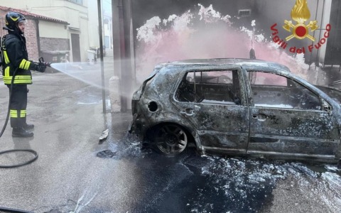 Auto divorata dalle fiamme a Lendinara, danneggiati anche tubi del gas e cavi elettrici