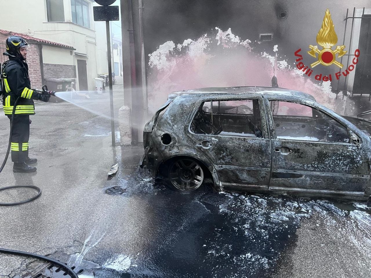 Auto divorata dalle fiamme a Lendinara, danneggiati anche tubi del gas e cavi elettrici