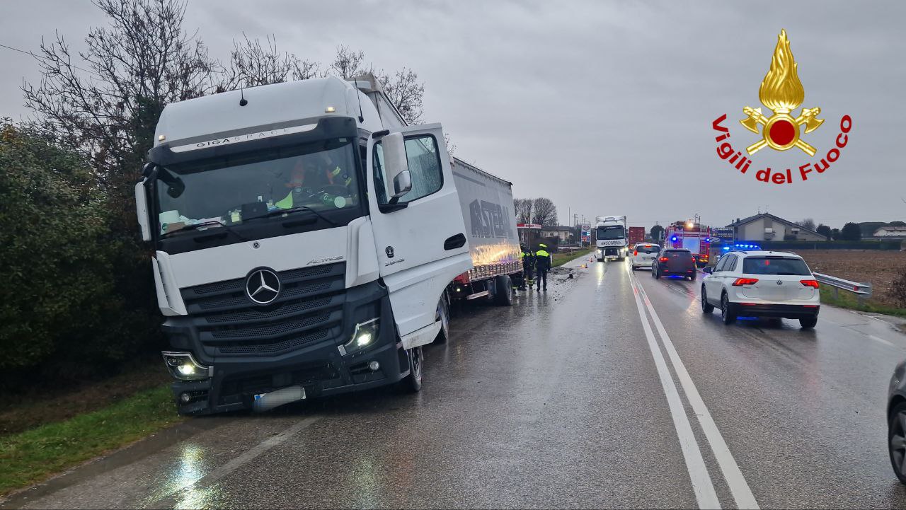 Autoarticolato finisce fuori strada in Circonvallazione Ovest a Castelfranco Veneto