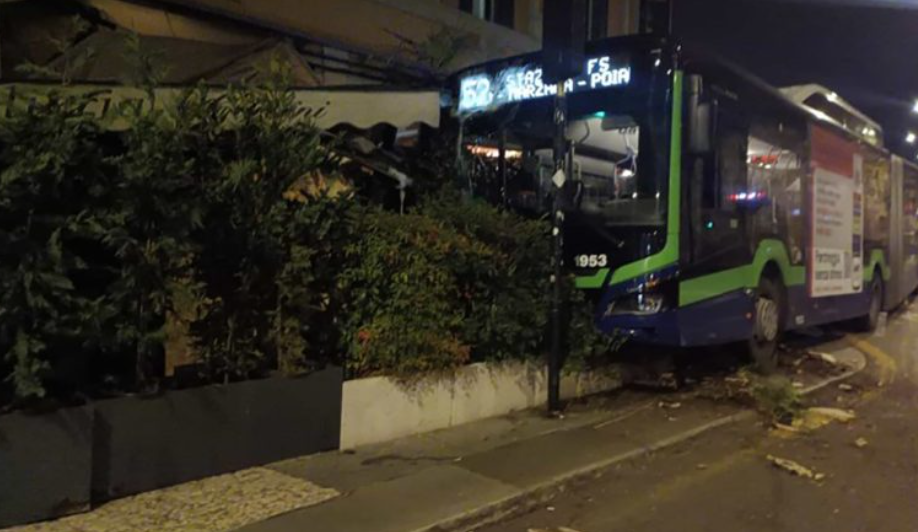 Autobus si schianta contro il plateatico del Ristorante Bottiglieria Corsini