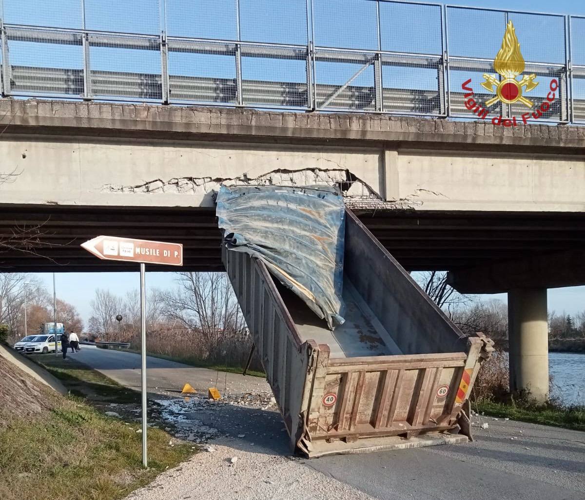 Autocarro urta il viadotto e il cassone rimane incastrato