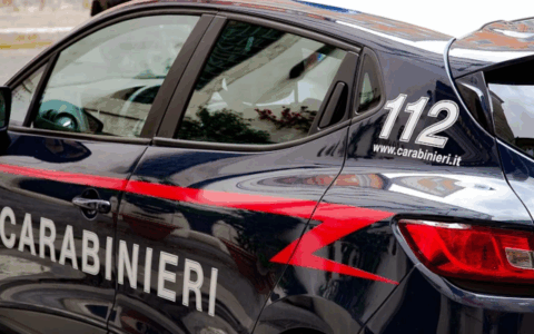 Beccato a casa della moglie nonostante il divieto di avvicinamento, 54enne arrestato