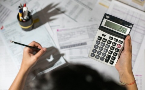 Benzina, sigarette, assicurazione, pedaggi: tutti i rincari di inizio 2026