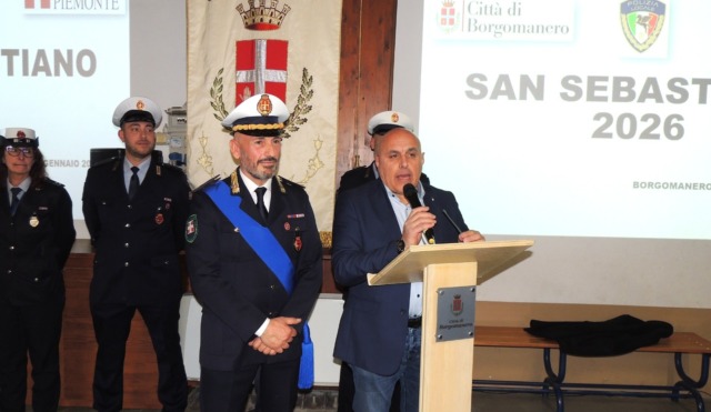 Borgomanero, la Polizia locale celebra il patrono e rende onore al comandante Mora per i suoi 35 anni di servizio