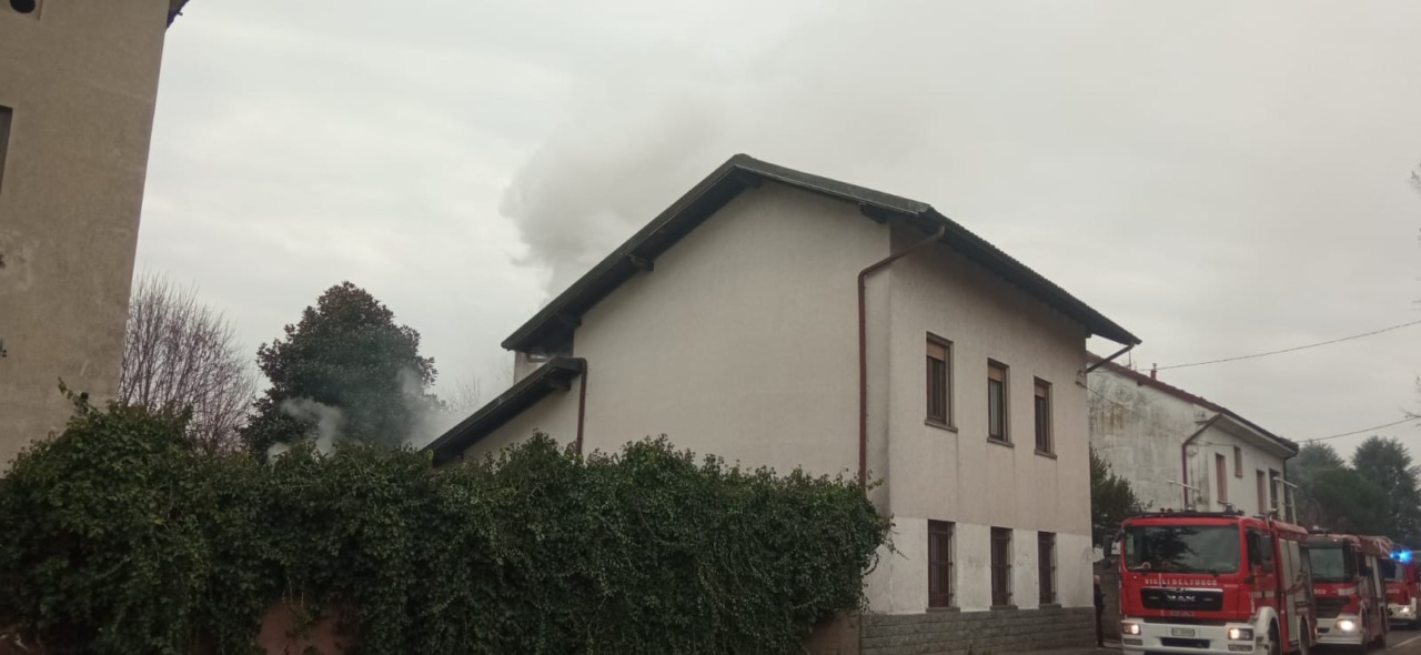 Box in fiamme, arrivano i pompieri