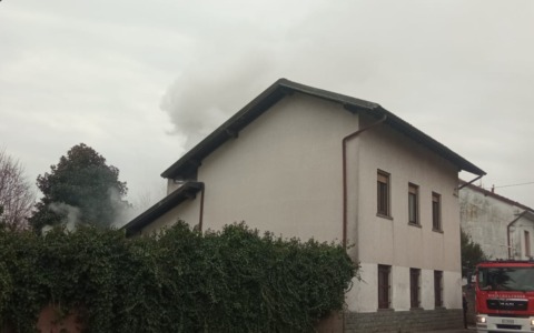 Box in fiamme, arrivano i pompieri