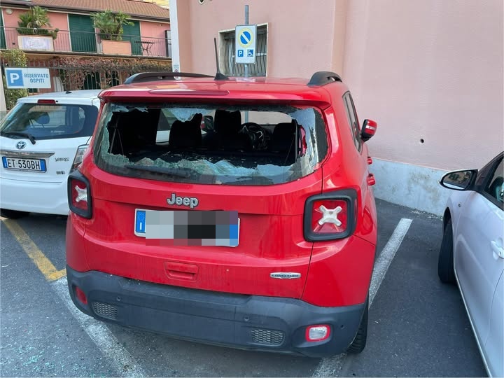 Brutta sorpresa per un torinese in vacanza in Riviera: lunotto della Jeep esploso a causa dei botti