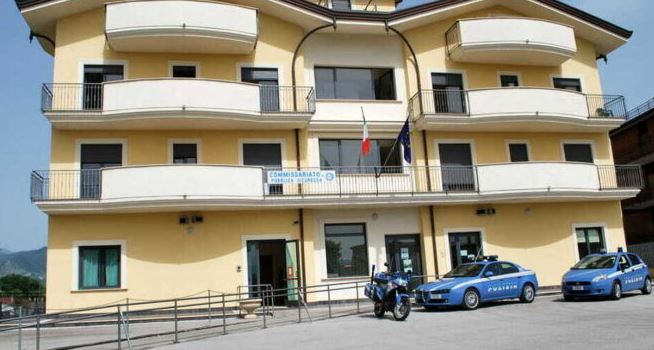 Cade dal balcone al secondo piano, donna gravissima