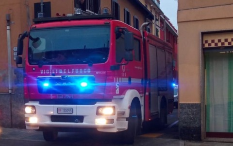 Cade in casa e non si rialza, salvato dai Vigili del fuoco