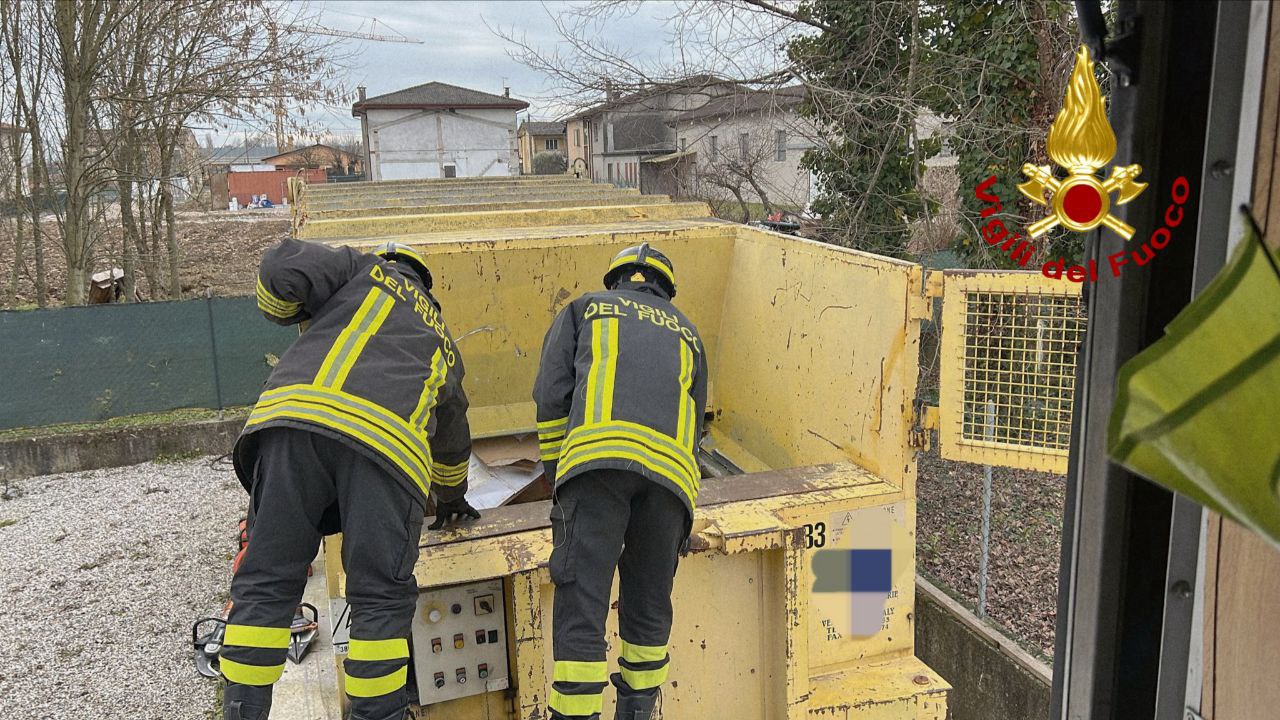 Cade in un autocompattatore e muore schiacciato