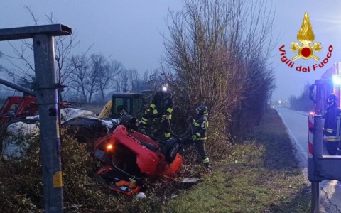 Camerano. Auto ribaltata, il conducente ferito portato a Torrette