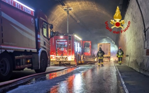 Camion in fiamme in galleria, chiusa A1 nel Fiorentino in nord