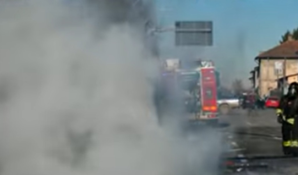 Camper in fiamme a Certosa di Pavia: i due occupanti riescono a mettersi in salvo