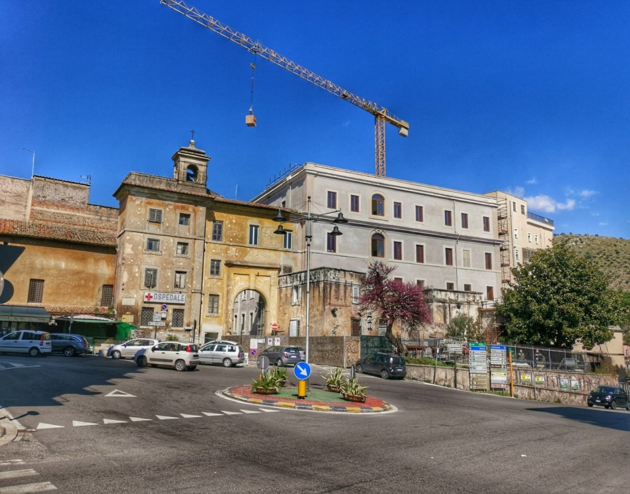 Caos al pronto soccorso: paziente aggredisce medici, due Carabinieri feriti