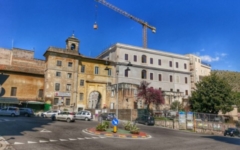 Caos al pronto soccorso: paziente aggredisce medici, due Carabinieri feriti