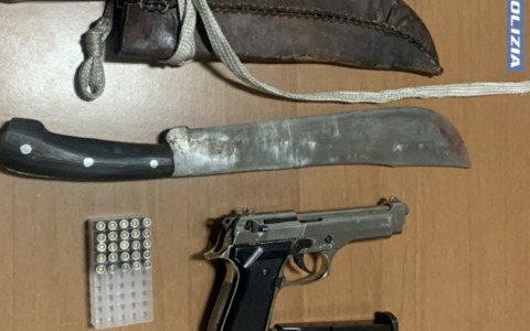 Capodanno di violenza: 53enne aggredita dal marito armato di machete e pistola, salvata dalla Polizia