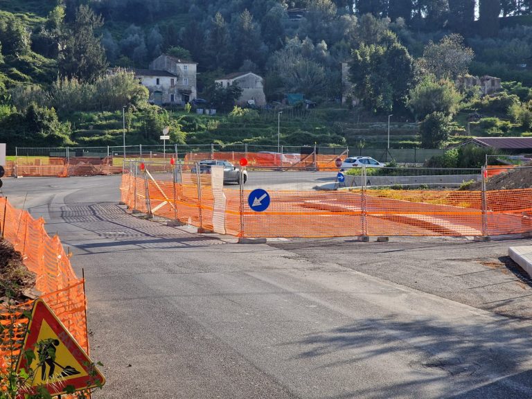 Carrara: la rotatoria di Bonascola riapre al traffico, segnando la fine di un lungo cantiere