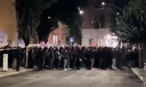 Centinaia ad Acca Larentia fanno il saluto romano al grido “presente”, una donna urla “Italia antifascista”