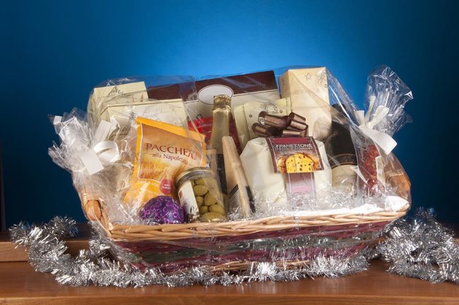 Cesti per i bisognosi e soldi per borse di studio da parte di un anonimo cittadino