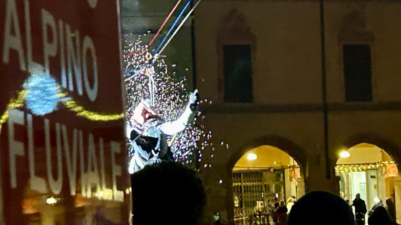 VIDEO & GALLERY – Che entusiasmo per la Befana scesa dalla Torre dell’Angelo: piazza Cavour gremita!