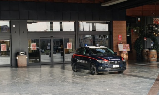 Chiari, rapina con pistola e fucile da Gioielli di Valenza: minacciano la commessa e scappano con il bottino