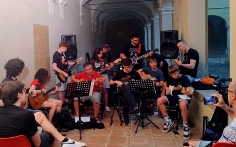 “Chitarra da zero”: il corso gratuito di Vercelli Rock School comincia mercoledì 14 gennaio