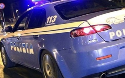 Colpisce i passanti con la cinghia dei pantaloni: arrestato un 21enne