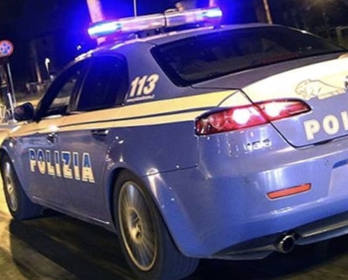 Colpisce i passanti con la cinghia dei pantaloni: arrestato un 21enne
