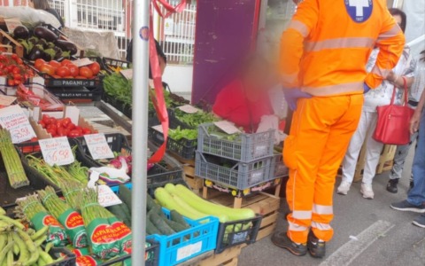 Commercianti litigano per il posto al mercato: “C’ero prima io…”, un ferito in ospedale