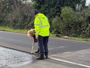 Continuano i lavori di rifacimento della pavimentazione sulla S.P. 4/a Settevene Palo II